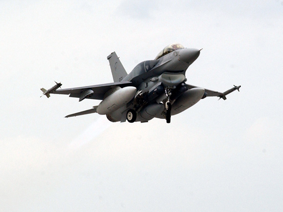 图文：美制F-16DBlock-52多用途战机升空