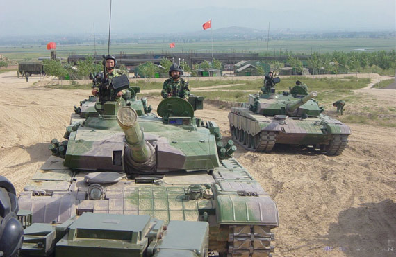 图文：解放军99式坦克作战演练中