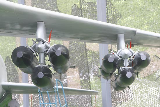 图文：飞豹A歼击轰炸机挂载航空炸弹