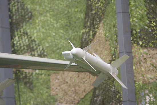 图文：飞豹A歼击轰炸机翼尖挂载导弹