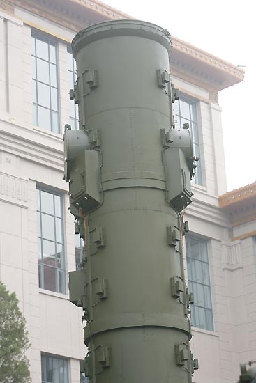 图文：东风21地地导弹发射筒呈竖起状态