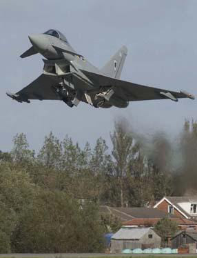 英国皇家空军台风战机开始服役(组图)