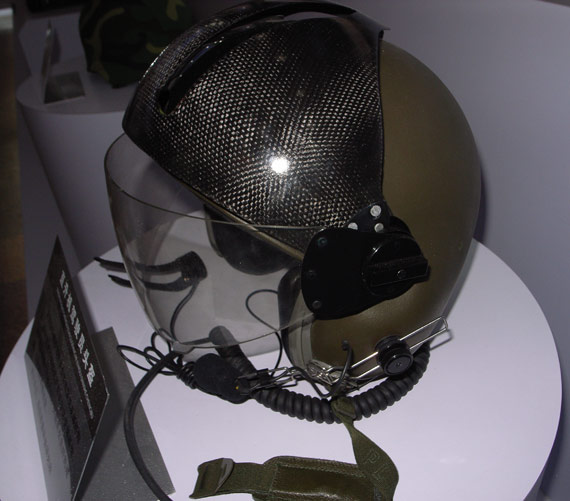 图文:国产新型直升机驾驶员头盔左视图