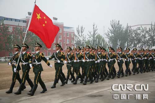 组图：武警部队8月1日换着07式服装