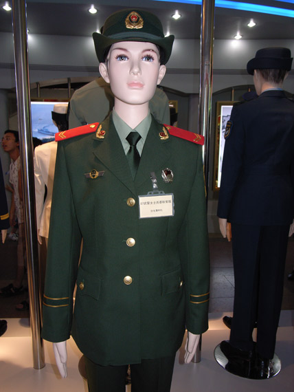 图文07式武警女士兵春秋常服