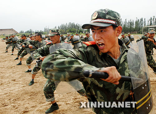 组图：武警宁夏总队刺杀操警棍盾牌术演练