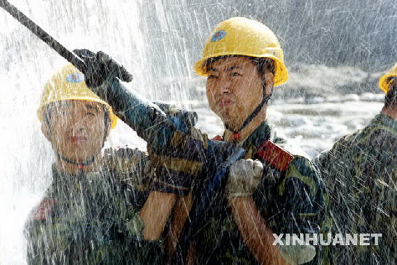 图文：武警水电部队官兵奋战在三峡工地上