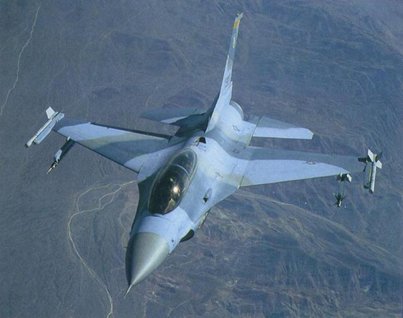 图文：F-16D战机空中飞行俯视图