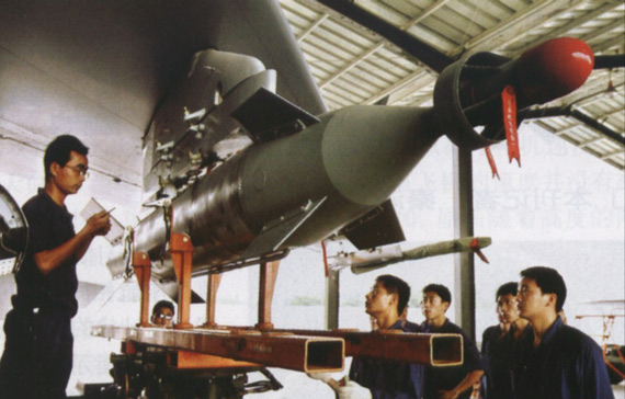 中国空军新型歼轰机大漠中实施大机群对地突击