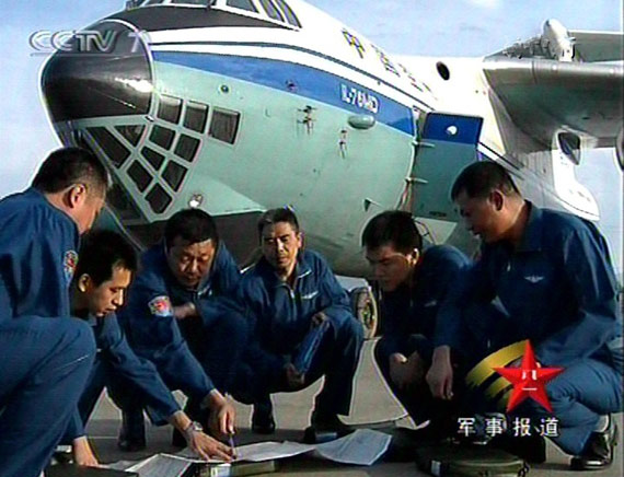 图文：伊尔-76运输机旁飞行员讨论战术训练问题