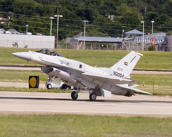 图文:阿联酋空军装备的F-16E型单座战机