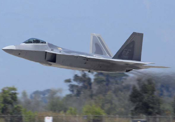 图文：美国空军F-22A猛禽战机升空瞬间