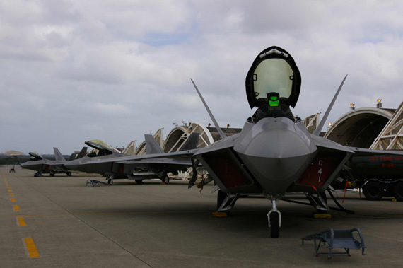 图文：嘉手纳空军基地机库外停放的F-22A战机群