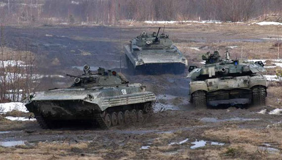 图文:俄陆军装甲兵BMP-2T-80坦克编队进攻