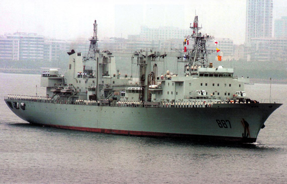 图文：中国海军“微山湖”号综合补给舰起航