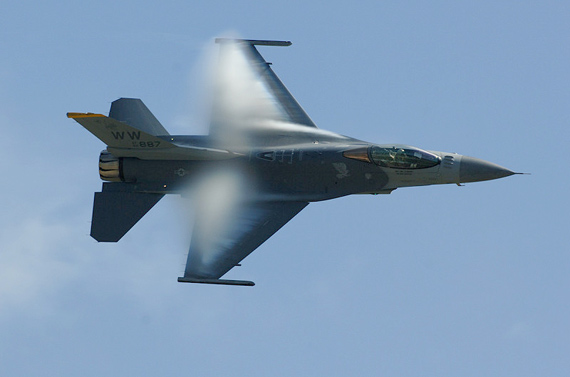 图文:日本现役f-2a战机是与美国联合研制的产品