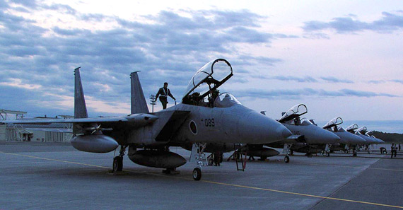 图文：日本F-15J机群停放美阿拉斯加空军基地