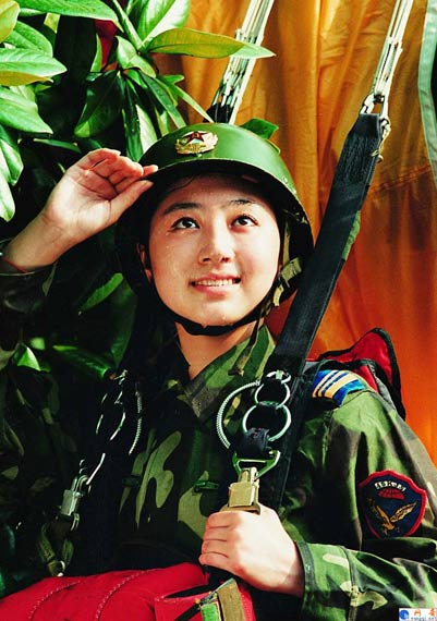 图文：解放军空降部队女伞兵