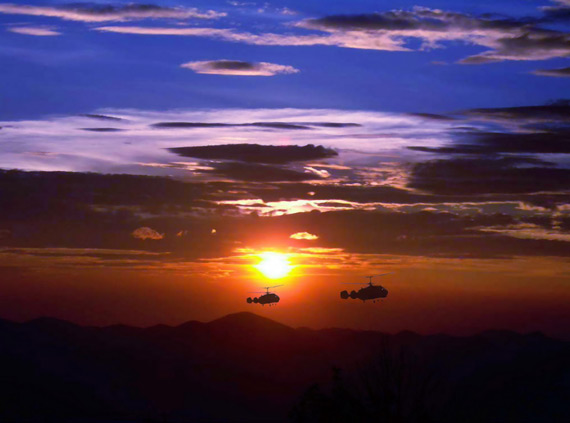 图文:东海舰队卡-28直升机编队返航