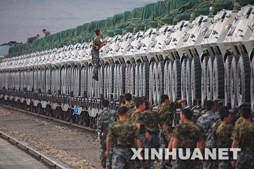 图文：官兵在铁路工作人员协助下检查装备