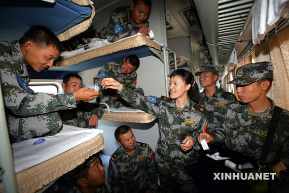 图文：女军人在军列上为参演官兵巡诊