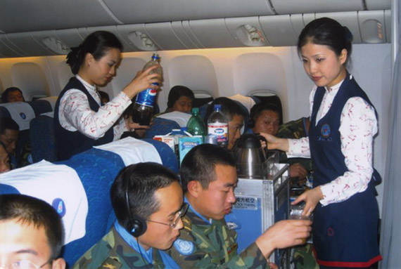 图文：南航空姐为中国赴外维和士兵添加饮料
