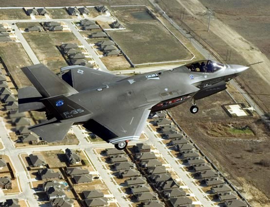 图文：美国F-35A战机进行试飞