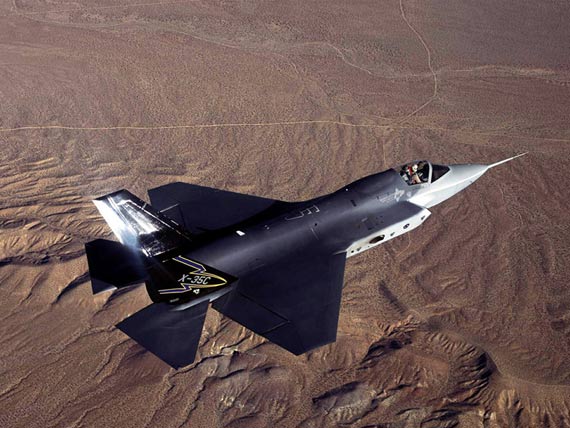 图文：美国F-35C舰载型战机原型机