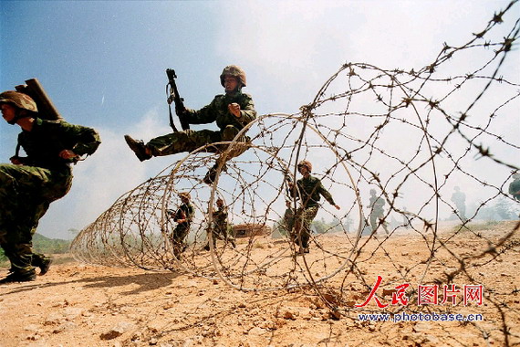 图文:战士们训练时飞越铁丝网_新浪军事_新浪网