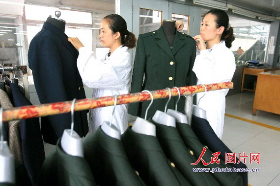 图文:07式军服成品检验