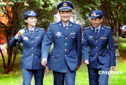图文：中国人民解放军全军将统一换发新军装