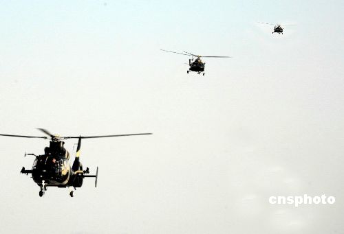 图文：赴俄陆航武装直升机群空中飞行
