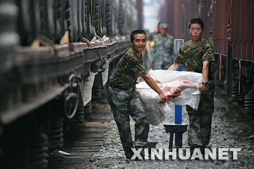 图文：两名中方士兵将俄方提供的主副食送上军列