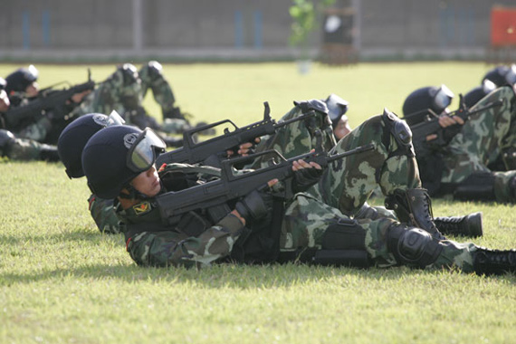 图文：特警队员进行倒地射击姿势练习