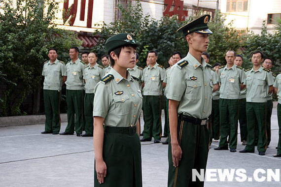 图文:武警兵团指挥部演示07式服装着装规定