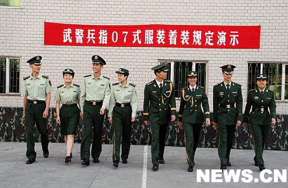 图文：武警兵团指挥部官兵换发07式新装