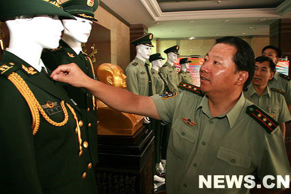 图文：兵团指挥部领导观看07式新装模特展示