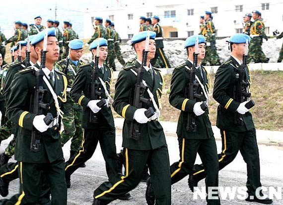中国驻黎巴嫩55名维和军官配发新军装(组图)