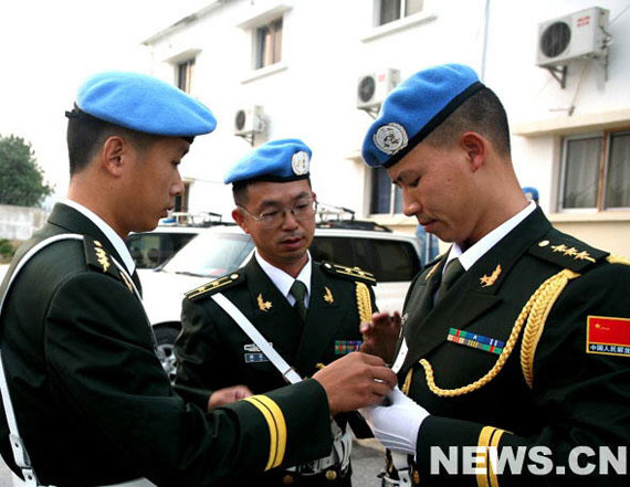 组图:中国驻黎巴嫩维和工兵营军官试穿新军装