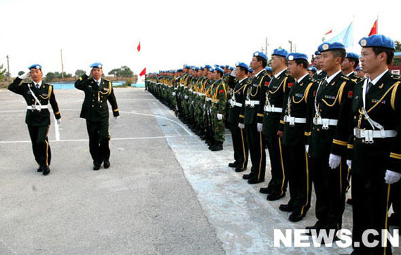 组图：中国驻黎巴嫩维和工兵营军官试穿新军装