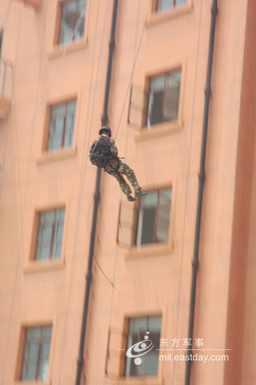 图文：上海武警特战大队战士从楼顶速降