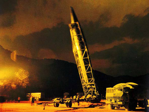 图文:东风3型战略导弹起竖_新浪军事_新浪网