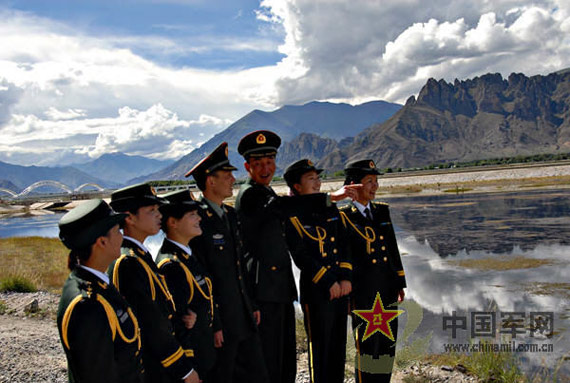 组图:西藏军区军官穿上新军装喜迎建军节