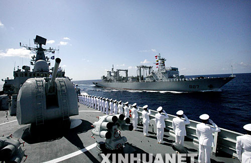 组图：中国海军出访官兵印度洋上举行阅兵式