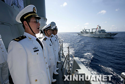 组图：中国海军出访官兵印度洋上举行阅兵式