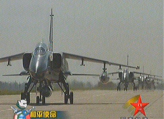 图文：空军飞豹战机群准备编队升空