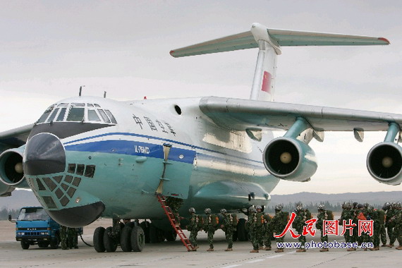 图文：训练中的伞兵