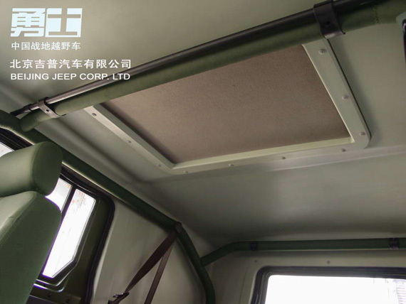 图文：勇士可将玻璃钢制顶篷拆下变成敞篷车