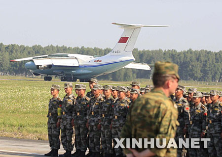 图文：中方参演官兵抵达俄罗斯沙戈尔机场