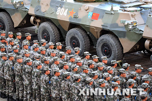 图文：参演部队在吐鲁番车站准备登车